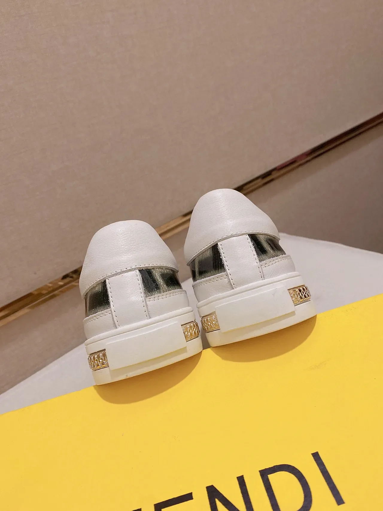 Fendi Blanc Doré Monogramme Panneau Latéral Overlay Transparente Sneakers Lifestyle 3