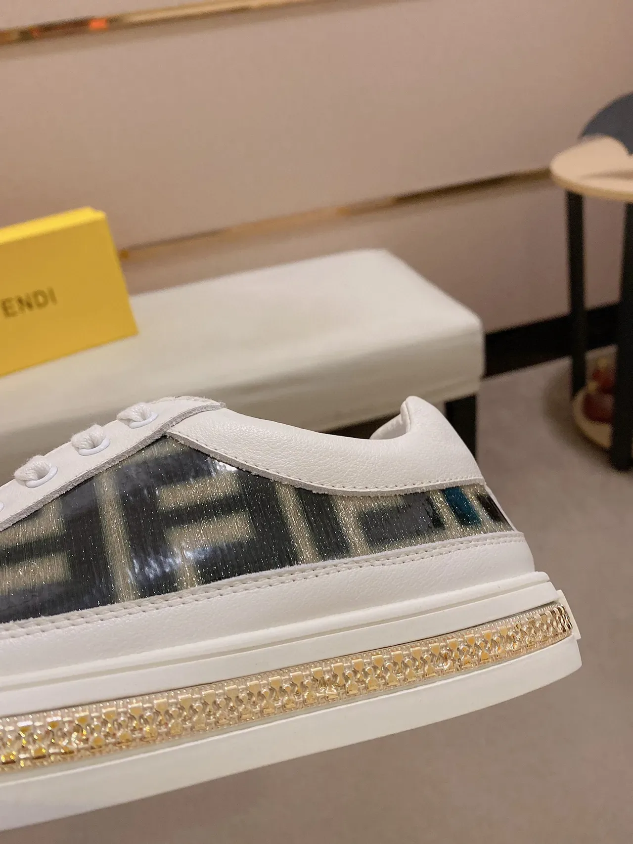 Fendi Blanc Doré Monogramme Panneau Latéral Overlay Transparente Sneakers Lifestyle 4