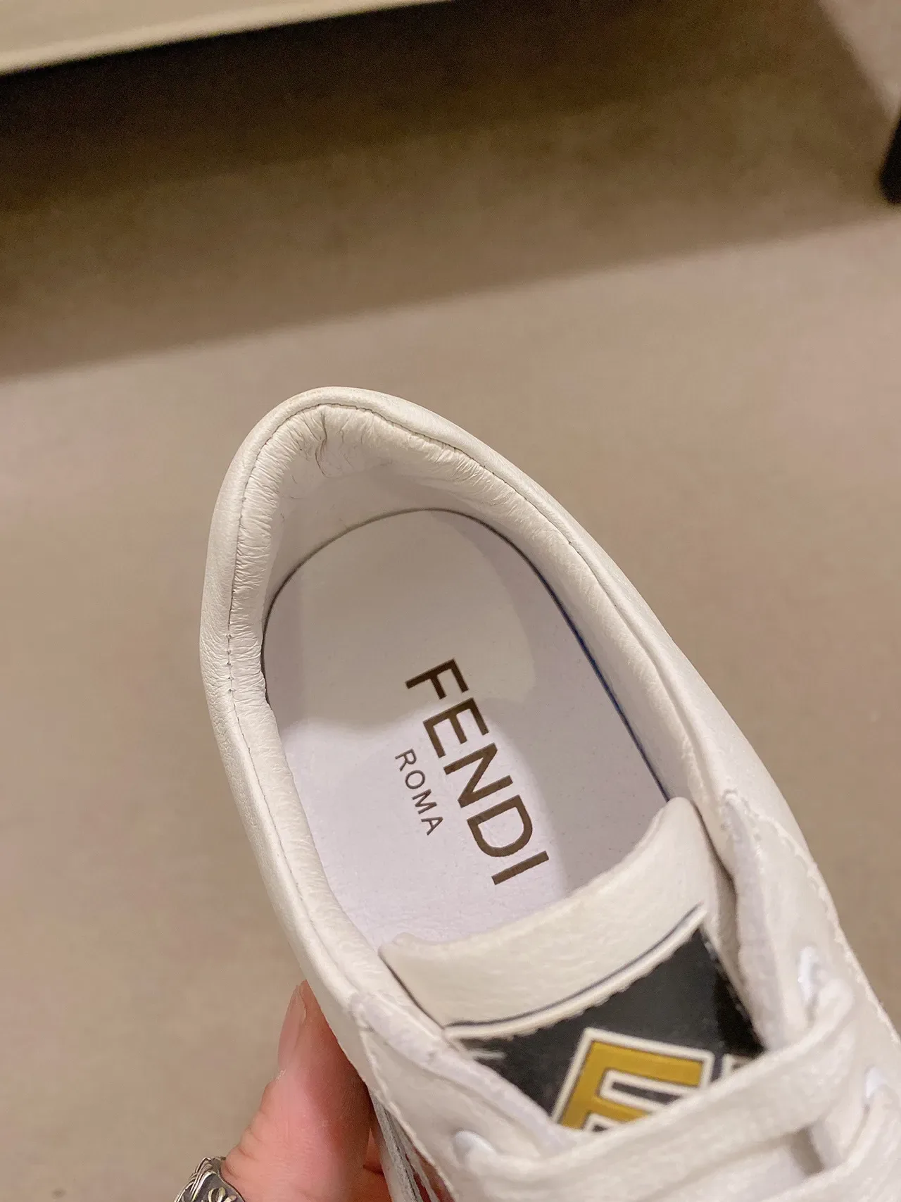 Fendi Blanc Doré Monogramme Panneau Latéral Overlay Transparente Sneakers Lifestyle 5