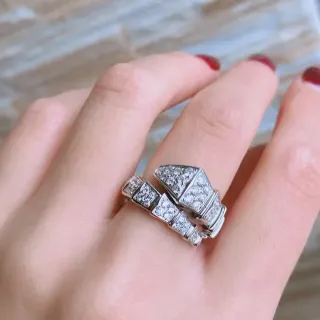 Articulated Pavé-Set Geometric Ring