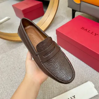 Bally এমবসড মনোগ্রাম বাদামি লোফার