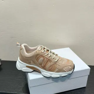 Zapatillas beige y blanco con suela media gruesa y parte superior de material mixto