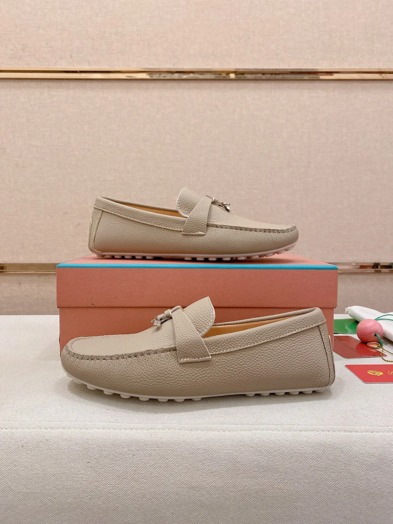 Beige White Pebbled Leather Moc-Toe Stitching Loafer 7