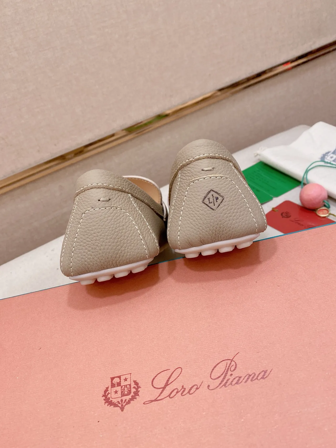Beige White Pebbled Leather Moc-Toe Stitching Loafer 8
