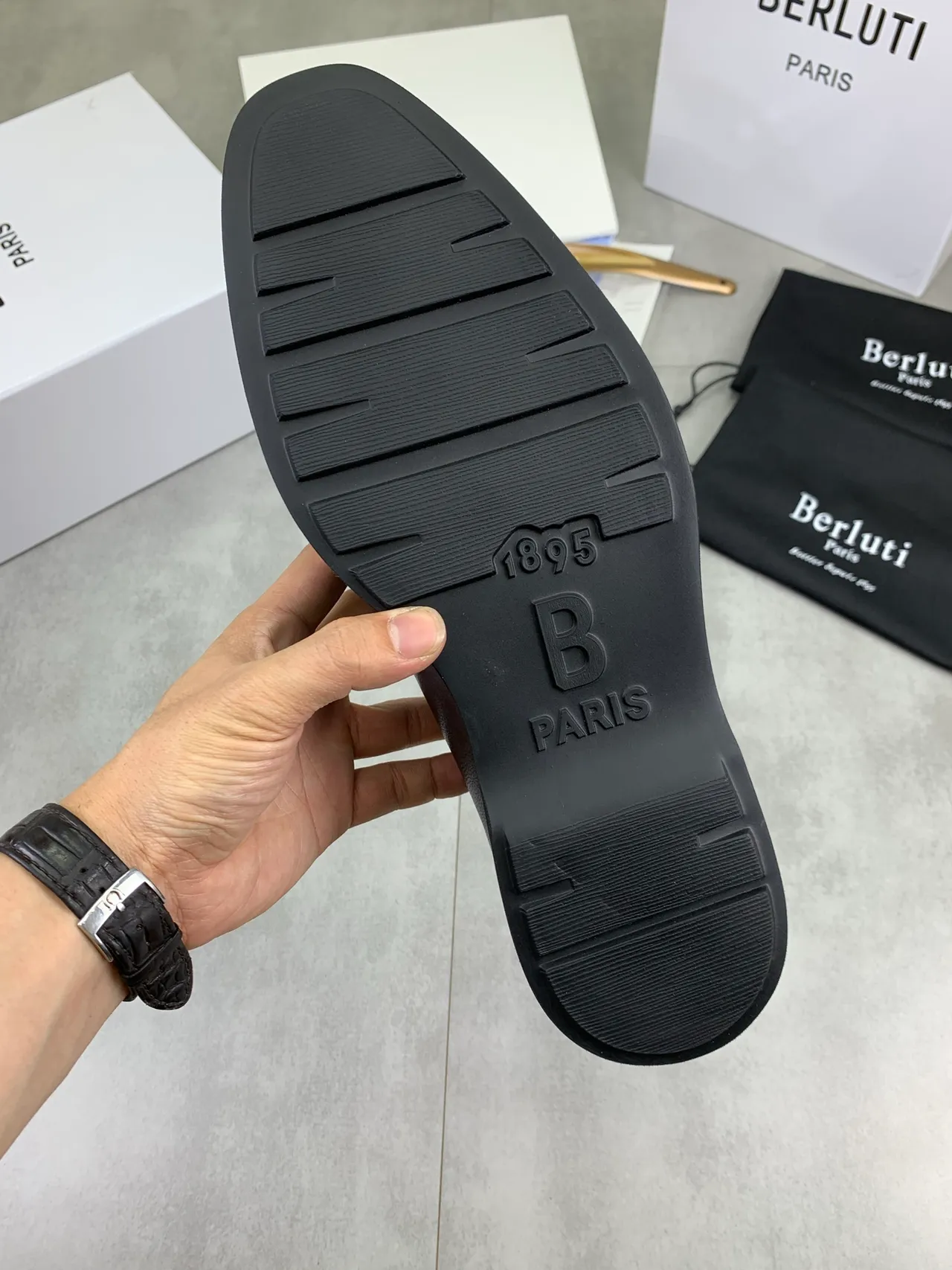 Berluti Sapatos Oxford pretos e brancos com detalhes de script embossed e cap-toe 3