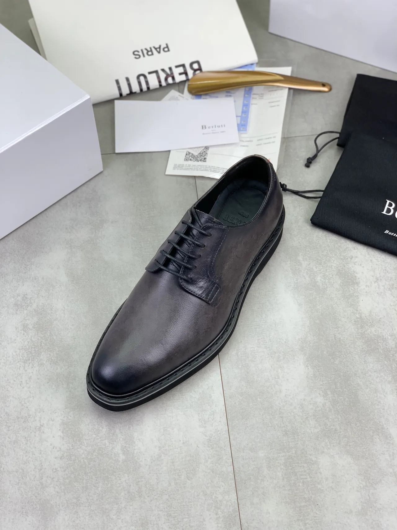Berluti Sapatos Oxford pretos e brancos com detalhes de script embossed e cap-toe 4