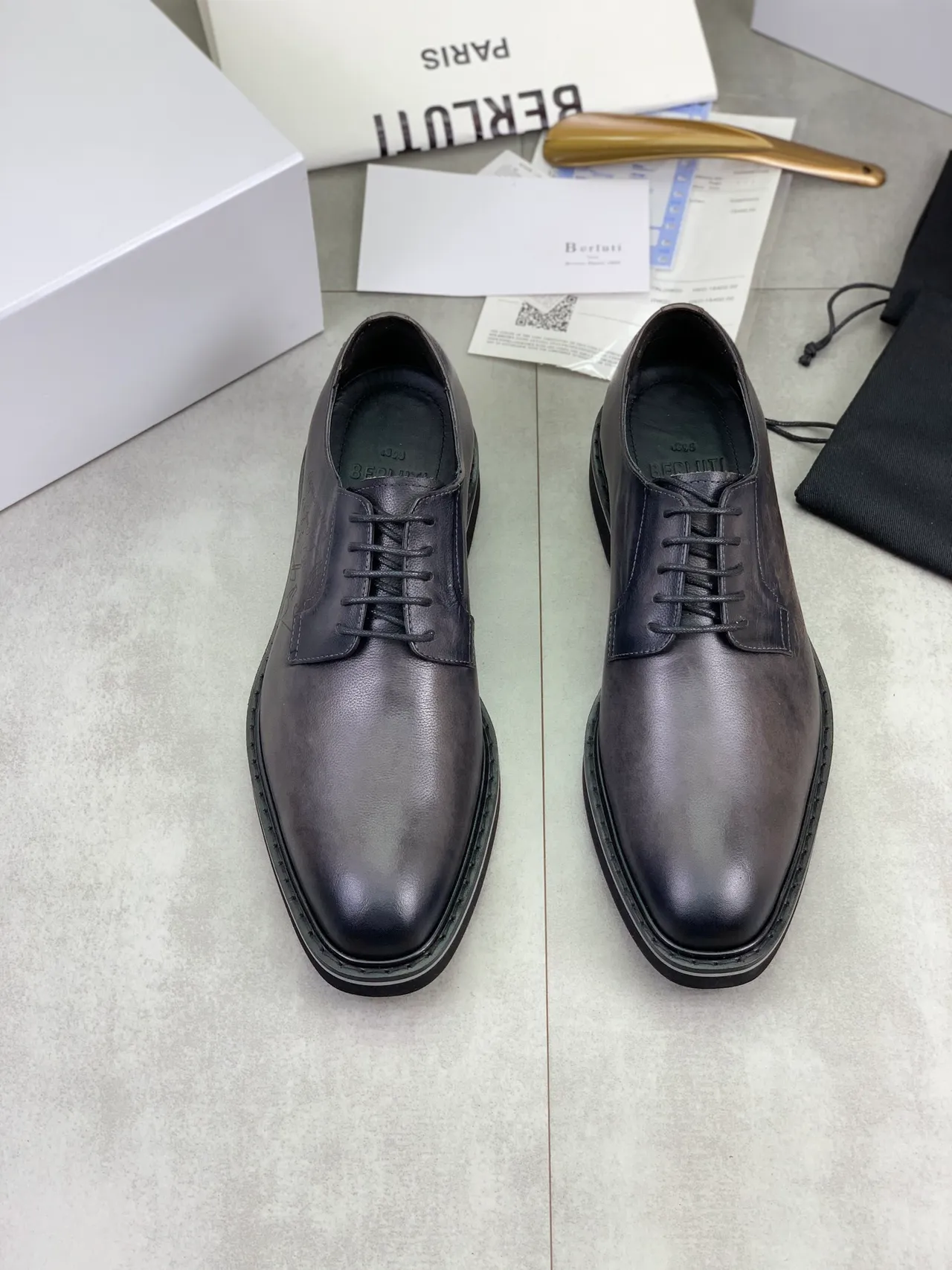 Berluti Sapatos Oxford pretos e brancos com detalhes de script embossed e cap-toe 5