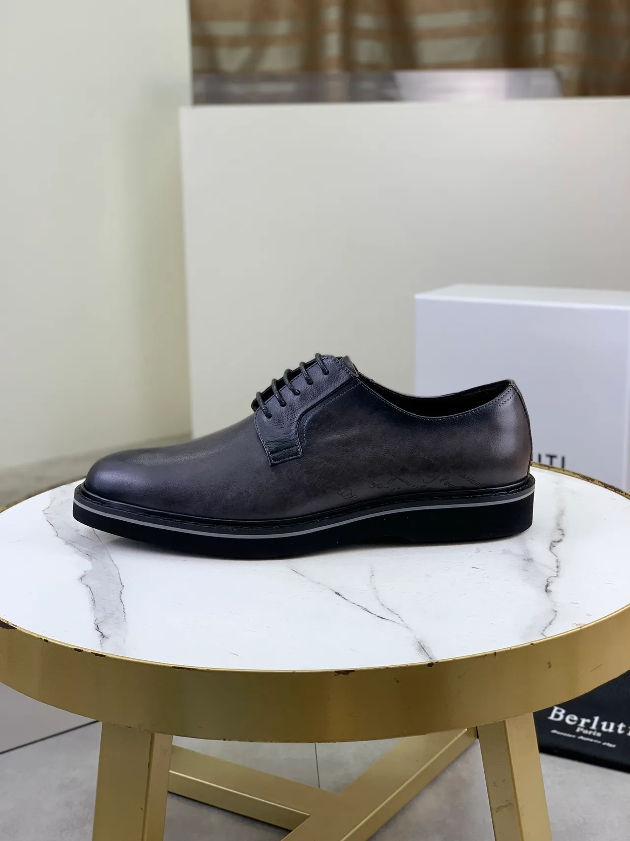 Berluti Sapatos Oxford pretos e brancos com detalhes de script embossed e cap-toe 6