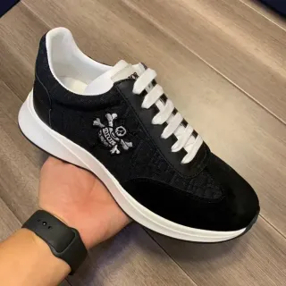 Zapatilla negra y blanca con calavera bordada