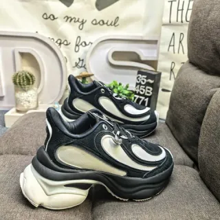 حذاء رياضي chunky أسود وبيج مع كعب oversized وجزء علوي من المواد المختلطة