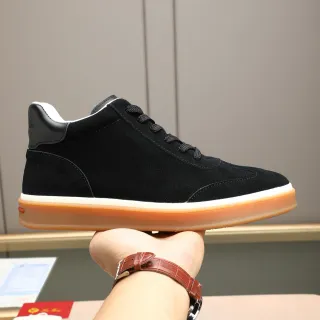 Sneakers de suede preto e marrom com upper, silhueta low-top