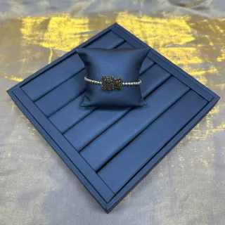 Pulsera de cuentas con motivo de lazo pavé negro en tono plateado