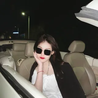 黑色方框金属点缀太阳镜