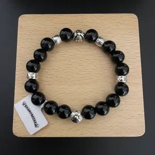 Pulsera de cuentas de piedra negra y tono plateado