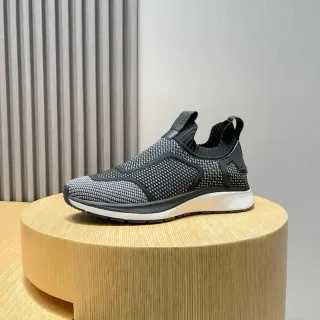 Sneakers preto e branco em knit, slip-on, monocromático com upper de mesh