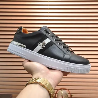 Tênis de couro preto e branco com sola cup