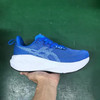 蓝色和白色工程针织跑鞋