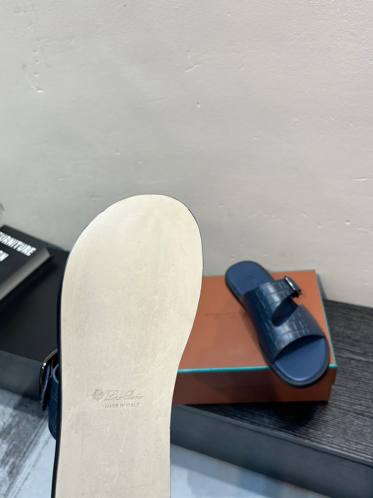 蓝色鳄鱼纹压印双带扣环滑动休闲凉鞋 9