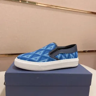 Tênis plataforma slip-on com estampa geométrica azul