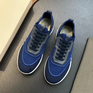 Zapatillas azules marinas de upper de malla tejida estructuradas con overlays sintéticos