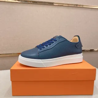 Tênis de plataforma de couro perfurado com bico de gorra azul