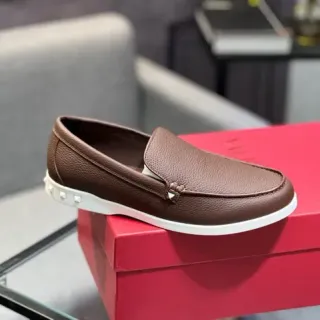 भूरा-सफेद पेबल्ड लेदर मोक-टो स्टिचिंग लोफर