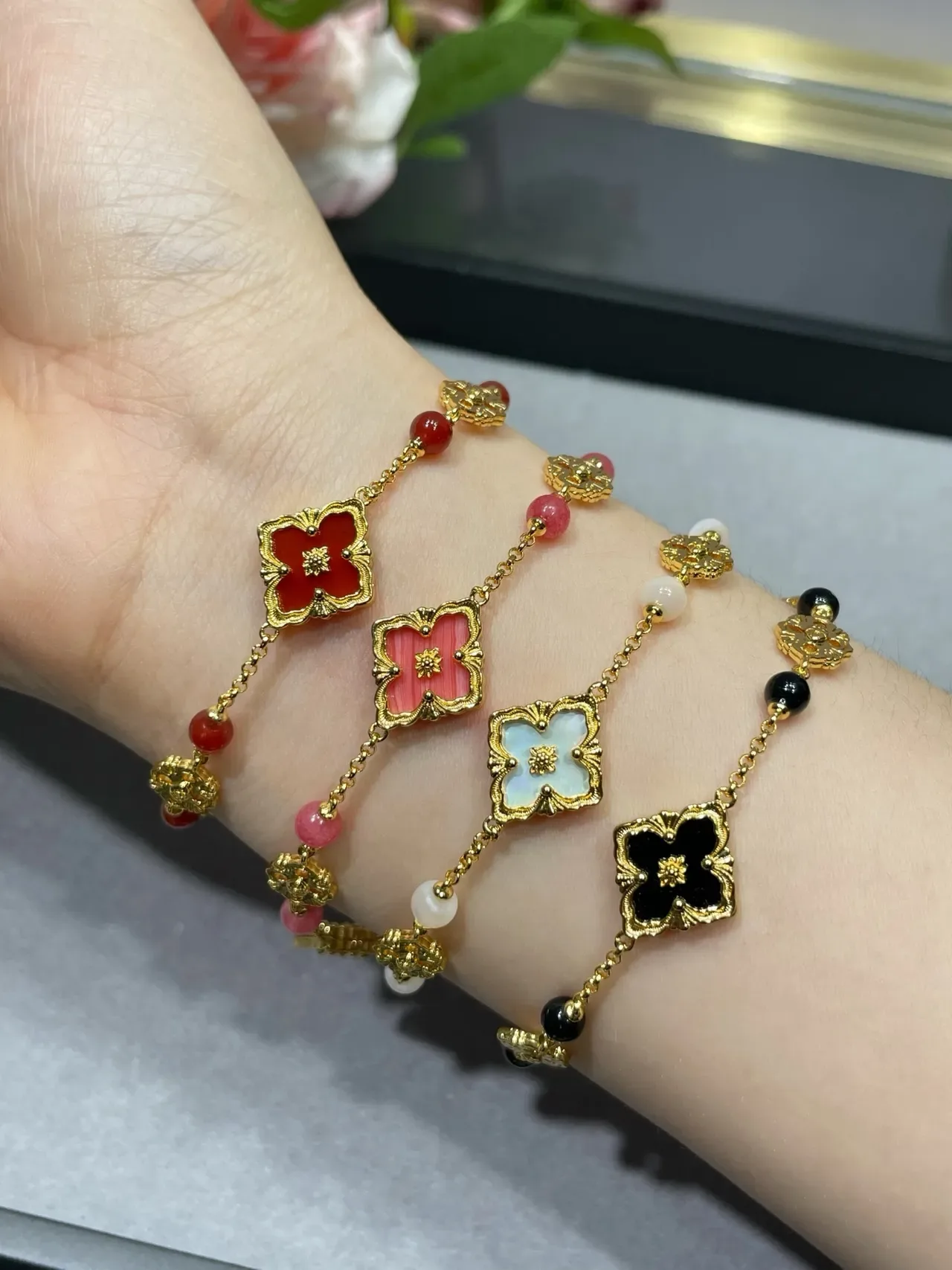 Buccellati Or Noir Filigrane Quatre Feuilles Motifs Centres Émaux Collier 7
