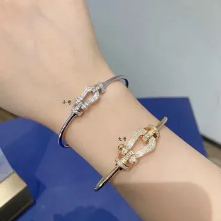 Braceletes rígidos de bangle com motivo de fivela e pavé