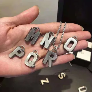 粗厚的氧化方块字母坠子项链
