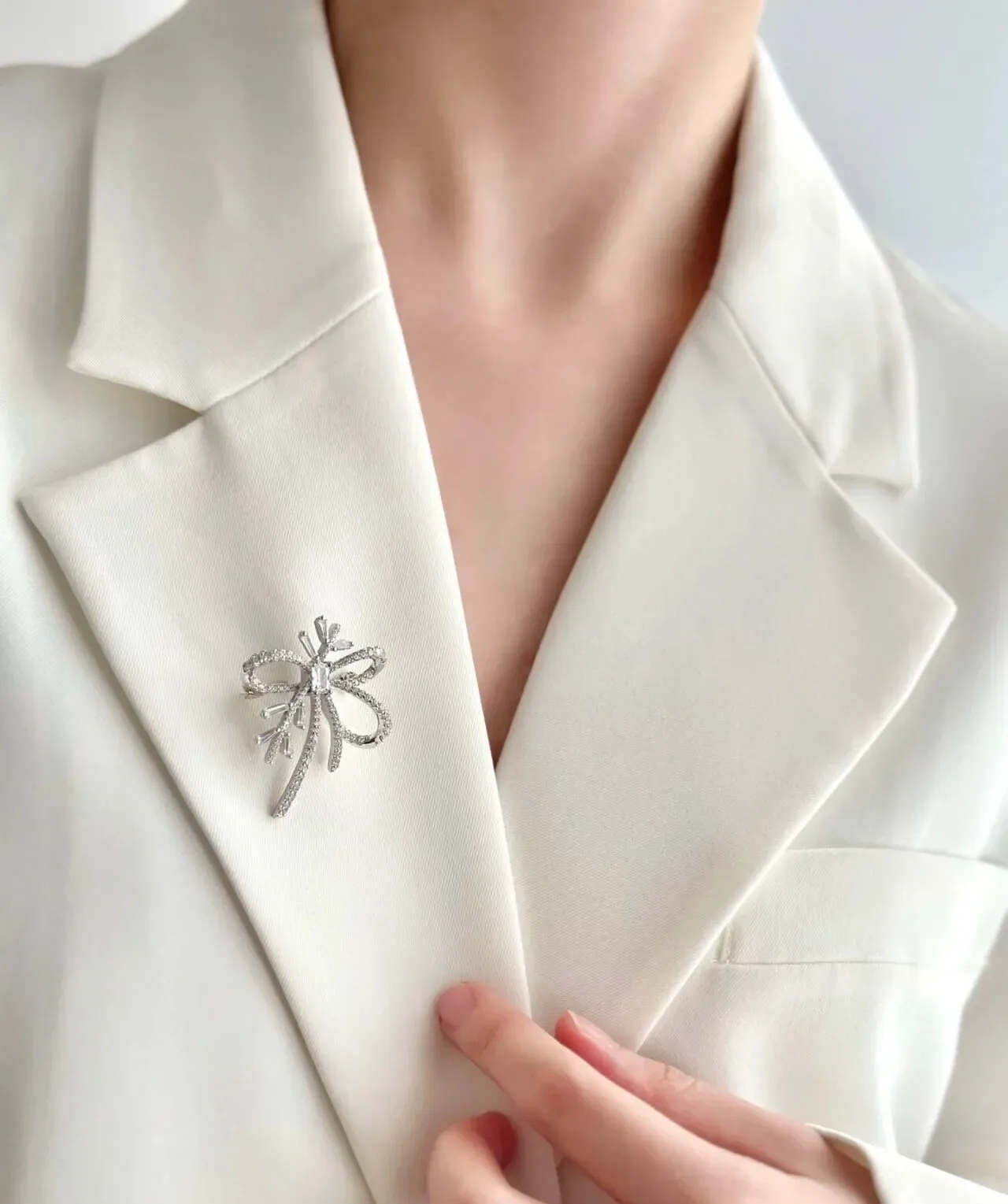 Broche floral com cristais incrustados e laço 2