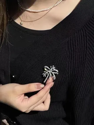 Broche floral com cristais incrustados e laço 5