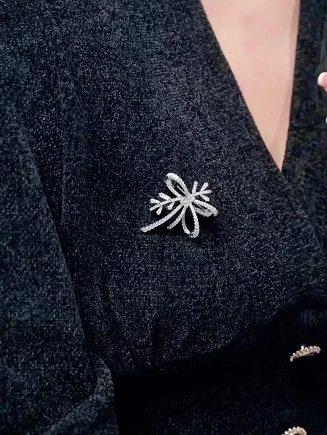 Broche floral com cristais incrustados e laço 6
