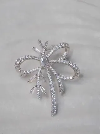 Broche floral com cristais incrustados e laço 8
