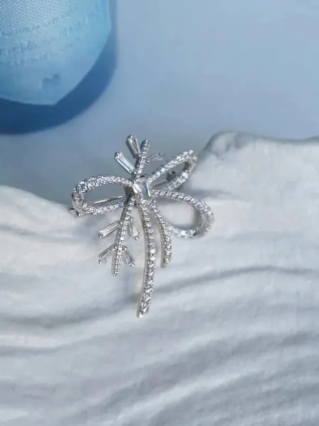 Broche floral com cristais incrustados e laço 9