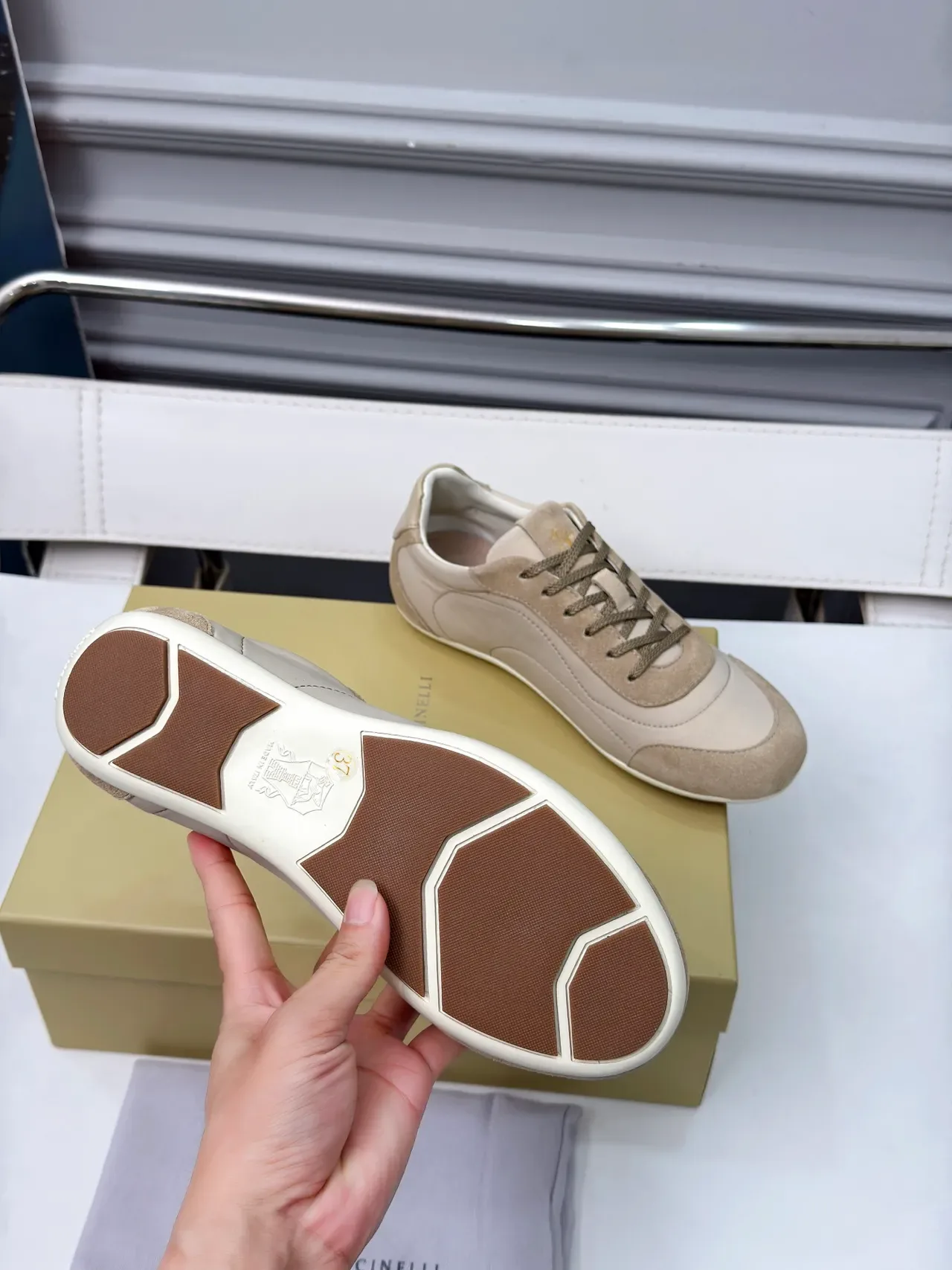 Cucinelli حذاء رياضي بيج سويد ونسيج لايف ستايل 2