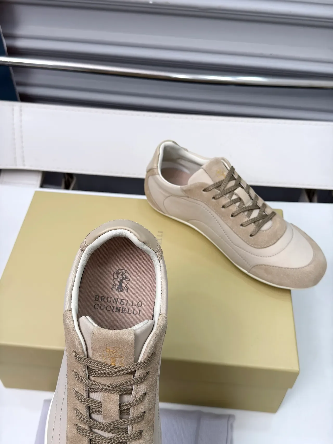 Cucinelli حذاء رياضي بيج سويد ونسيج لايف ستايل 3