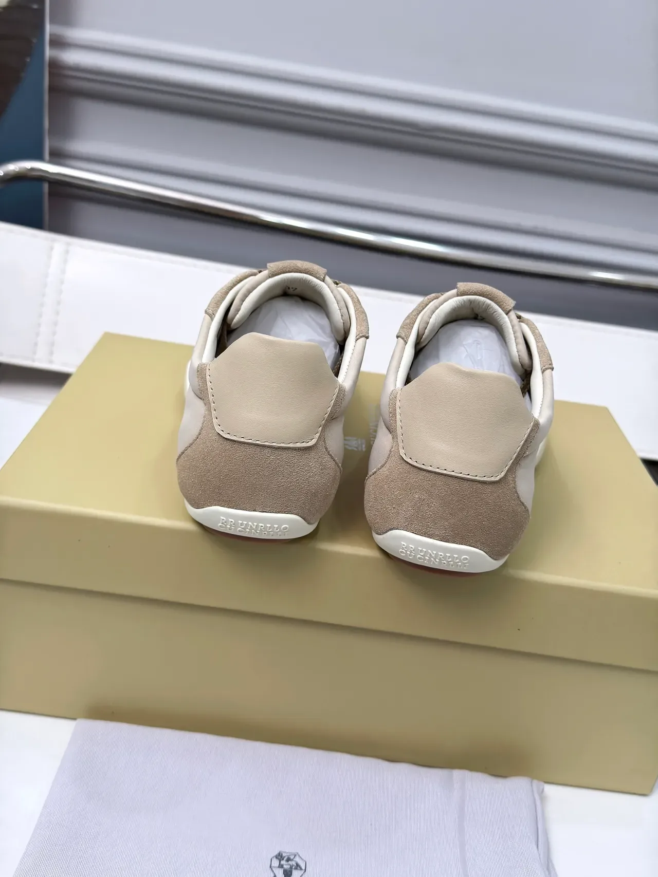 Cucinelli حذاء رياضي بيج سويد ونسيج لايف ستايل 4