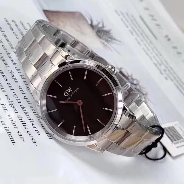 Daniel Wellington Montre de Quartz en Acier Inoxydable avec Cadran Noir Classique 8