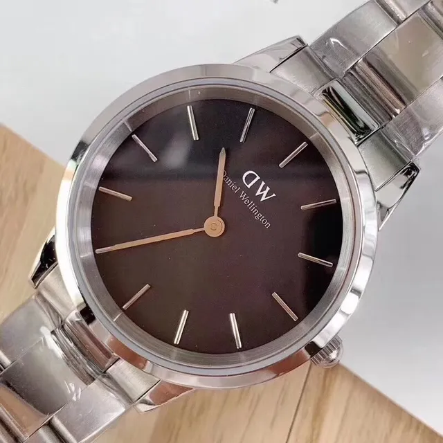 Daniel Wellington Montre de Quartz en Acier Inoxydable avec Cadran Noir Classique 9