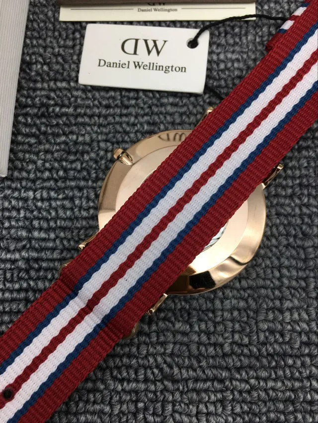 Daniel Wellington Relógio de Quartzo com Mostrador Clássico Branco, Caixa de Ouro Rosa e Pulseira NATO Vermelha Branca Azul 5