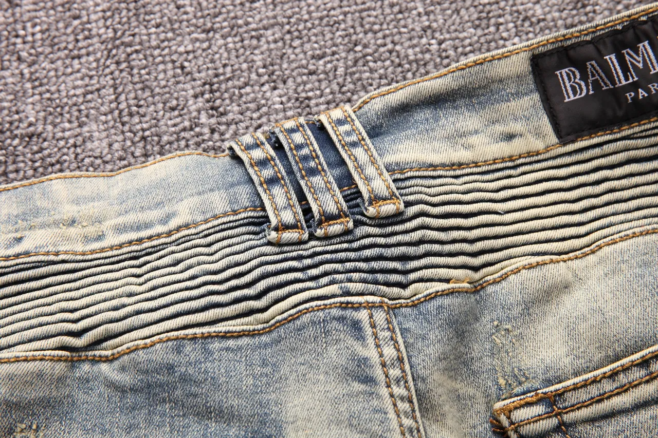 Distressed Panelled Knee Zip-Pocket Denim Shorts 4