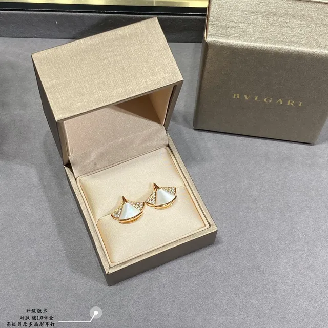 Boucles d'oreilles en forme d'éventail en nacre de perle et pierres pavées 3