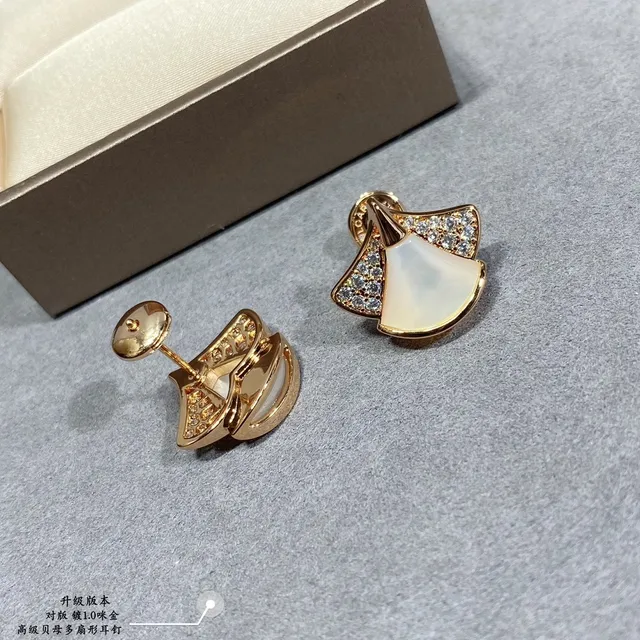 Boucles d'oreilles en forme d'éventail en nacre de perle et pierres pavées 4