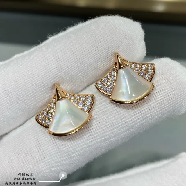 Boucles d'oreilles en forme d'éventail en nacre de perle et pierres pavées 7