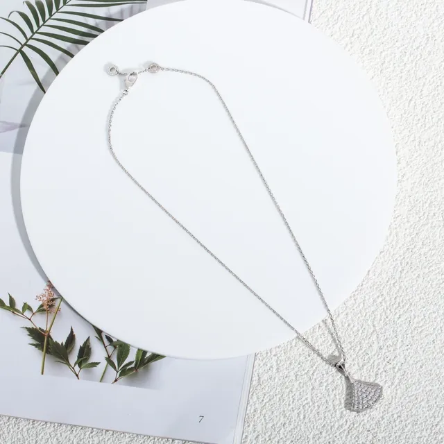 Fan-Shaped Pavé Diamond Pendant Necklace 3
