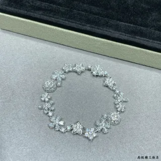 Pulsera de motivo floral y estrella pavé de piedras transparentes en tono plateado
