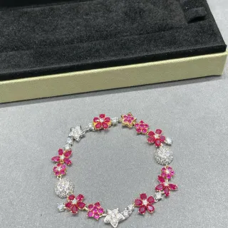 Pulseira de pedra rosa e branca de duas cores com motivo floral e estrela