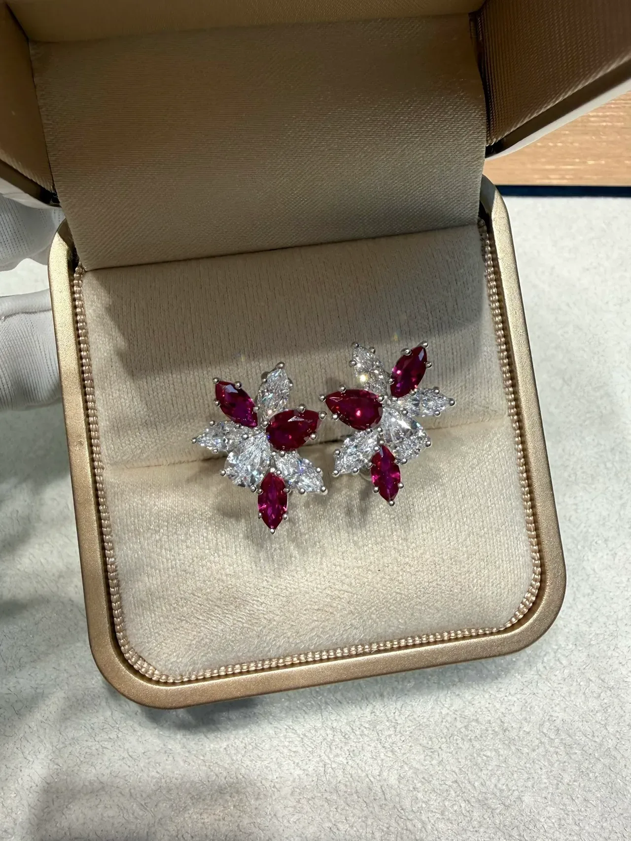 Aretes con cluster floral de rubíes de corte marquise y diamantes 2
