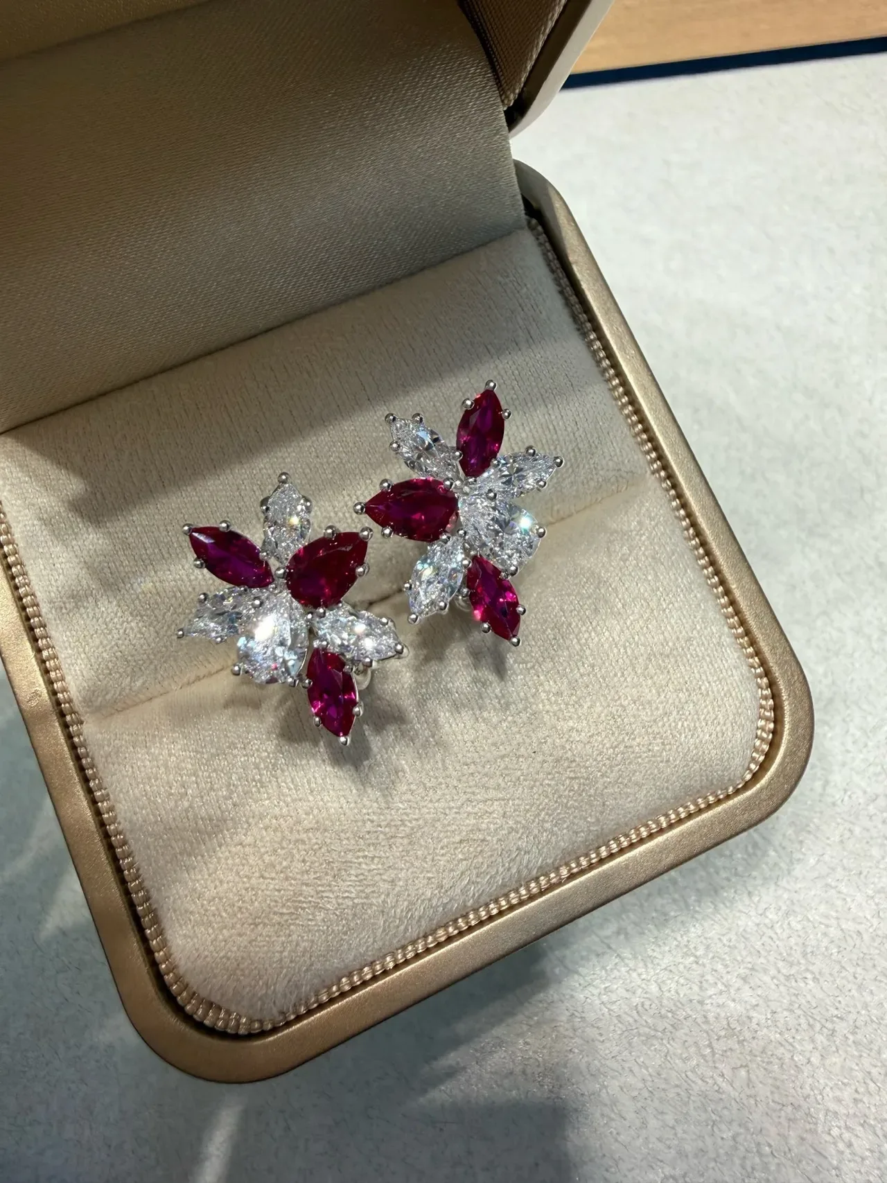 Aretes con cluster floral de rubíes de corte marquise y diamantes 3