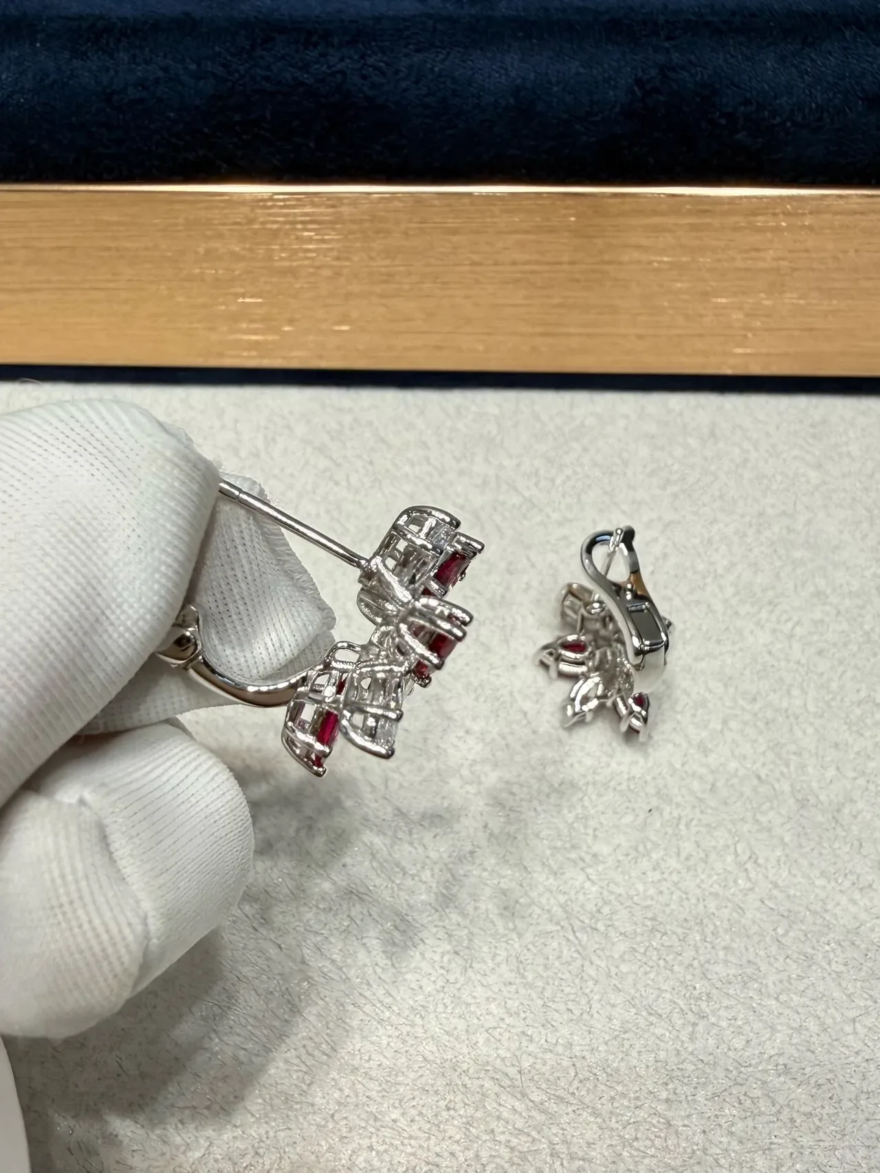Aretes con cluster floral de rubíes de corte marquise y diamantes 4